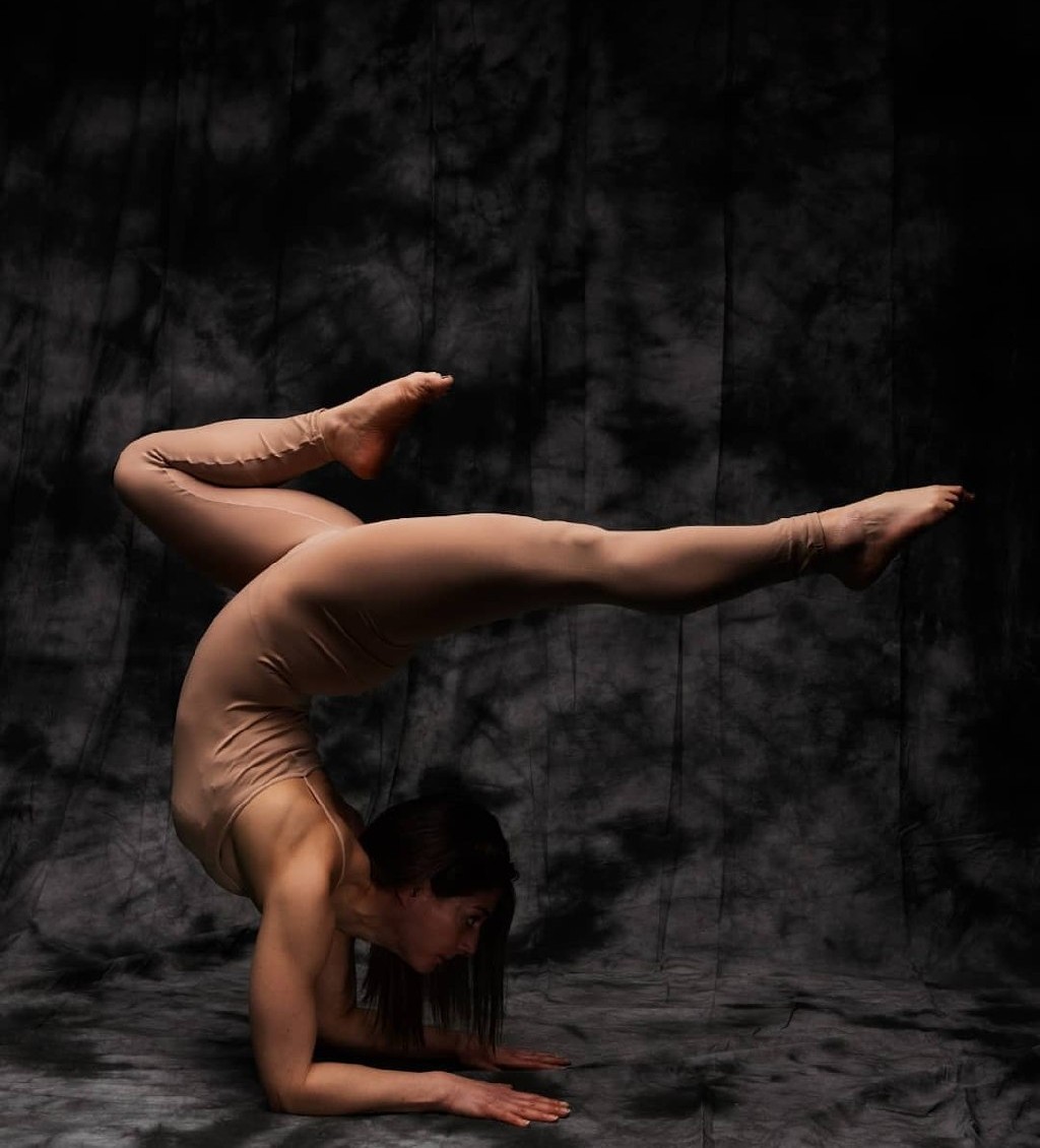 Anush - contorsione